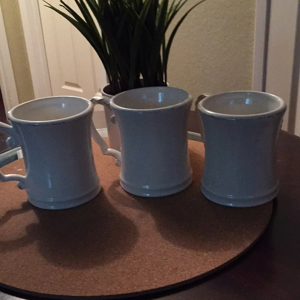 Pier 1 set 3 cup color white and gold